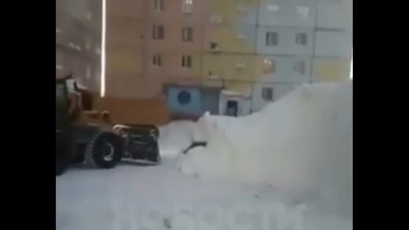 Во дворах норильска автомобили нащупывают под сугробами ковшом экскаватора