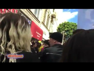 Miley cyrus & demi lovato hugging on women's march