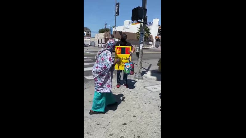 Семейная пара монголов живущая в сша сощевали 5 тыс масок и раздают даром на улице