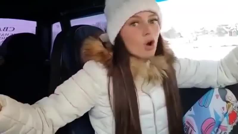 Веселая девочка о насущном