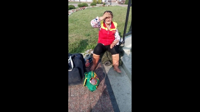 Тётка бомжиха с отёчными ногами "на пмж" у собора на немиге