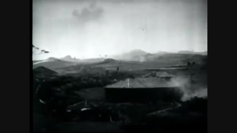 Окинава бойцы японской императорской армии перебегают под огнем пулемета м 2