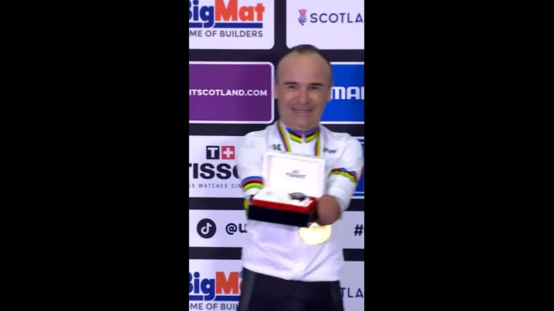 Безрукому паралимпийцу в качестве награды вручили наручные часы