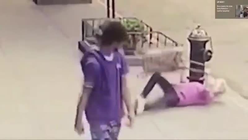 Негр толкнул старушку