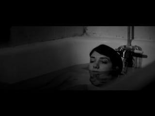 Девушка возвращается одна ночью домой / a girl walks home alone at night (2014) амирпур