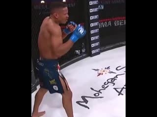 Аарон пико выбивает черный половик