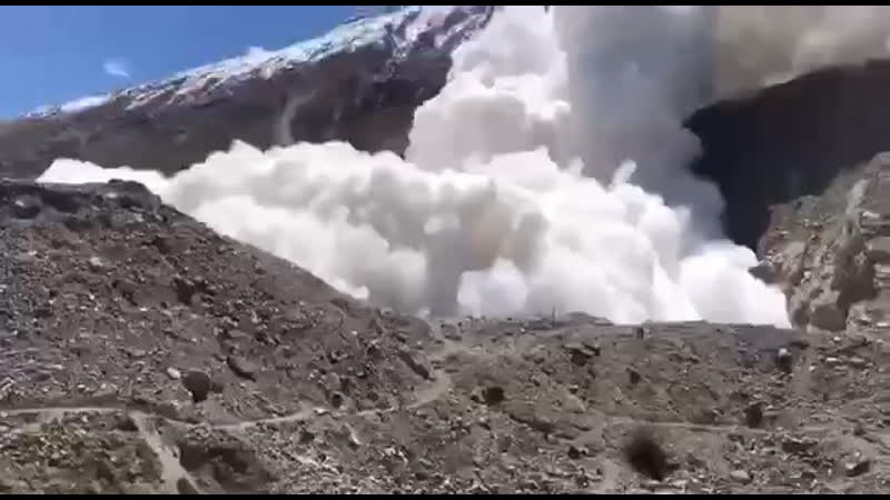 Накрыло снежной лавиной