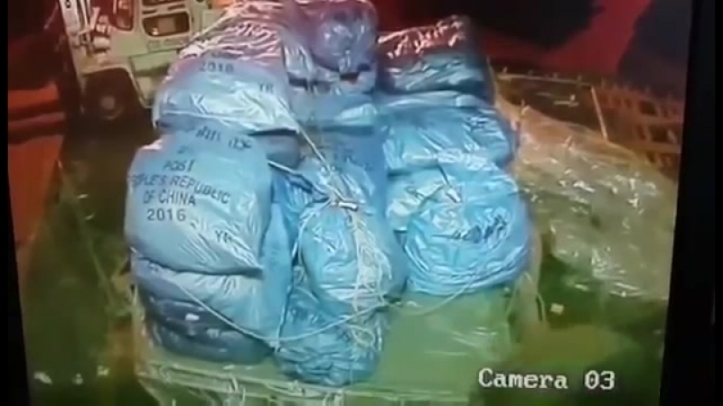 Грузчик ворует телефоны в шереметьево