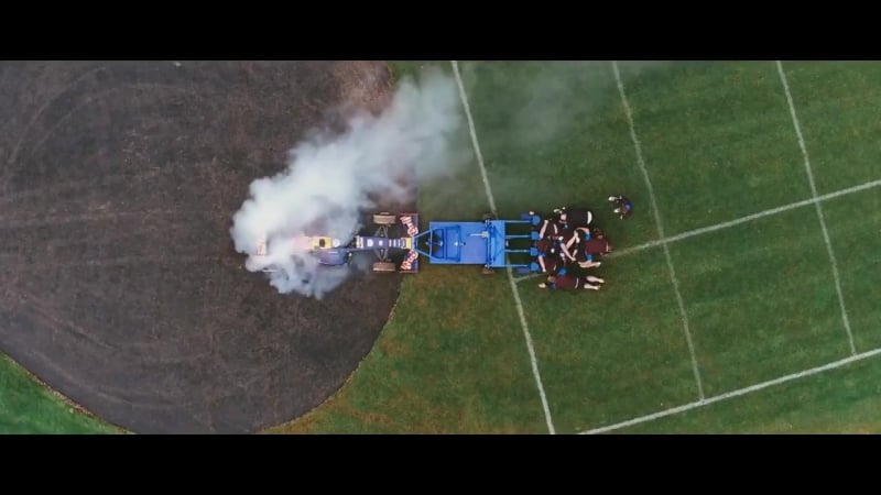 Регбисты перетолкали болид «формулы 1»