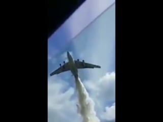 Пожарный самолет мчс во время учений по ошибку сбросил воду на инспекторов гибдд, дежуривших в подмосковном городе ногинске