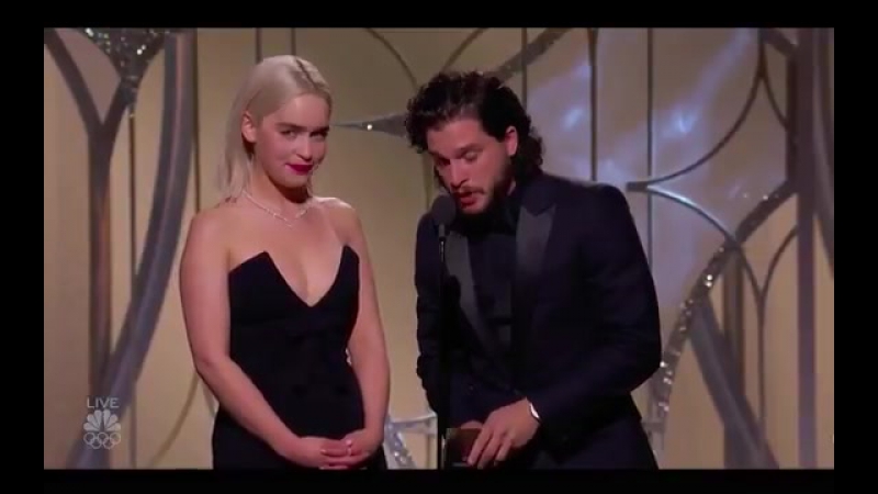 Emilia clarke e kit harington apresentando melhor ator em comédia/musical