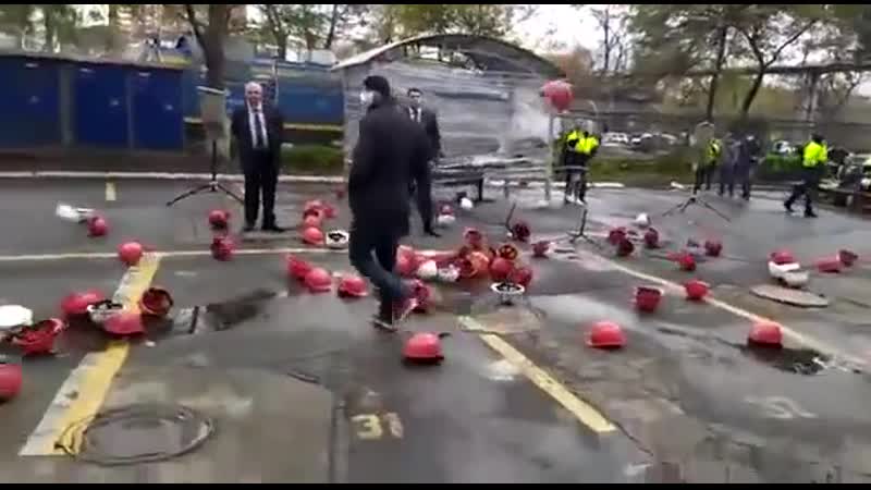 Бастующие докеры закидали касками mp4