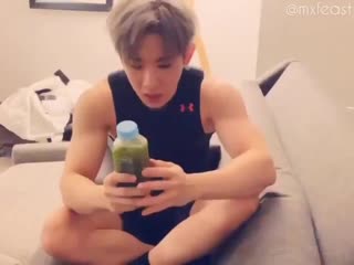 This video of wonho reading out the ingredients in his green smoothie in english and then being shocked cause there’s so much gr