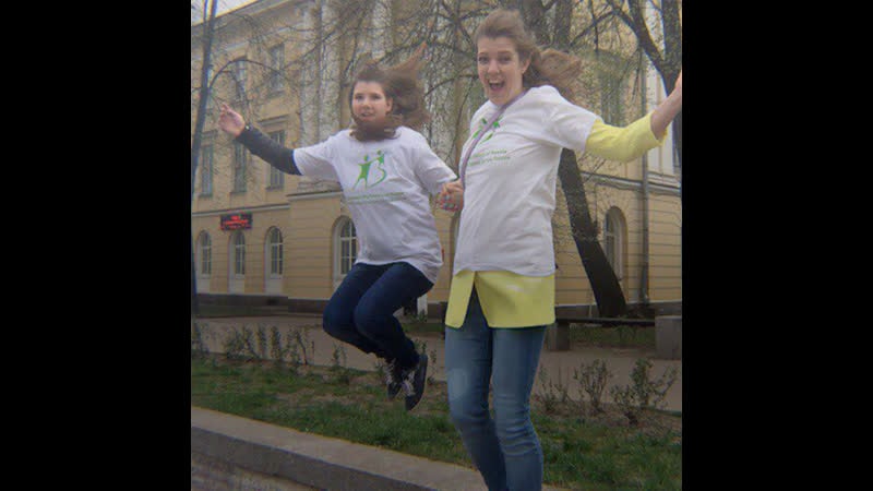 Маша и лера сёстры они познакомились в детдоме по программе "big brothers big sisters"