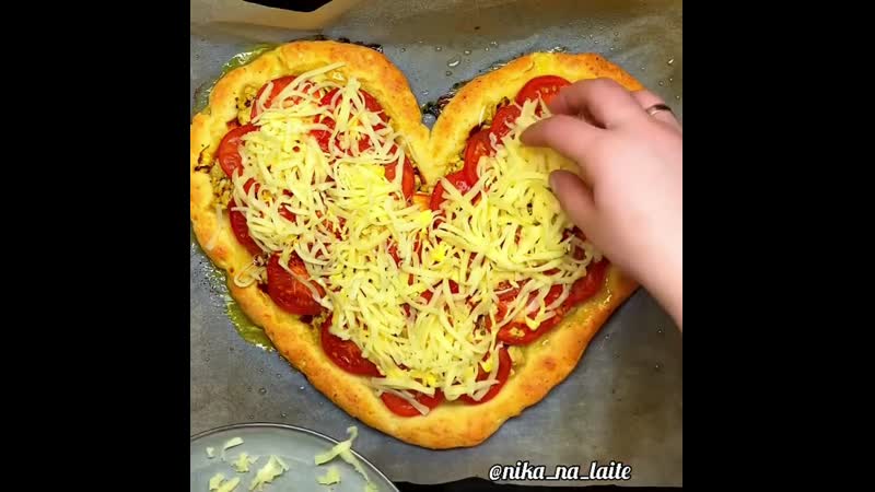 Приготовим пиццу, в виде сердца!!) пылкого и страстного!!! чтобы наши половинки не сомневались в большой любви к ним!!!)