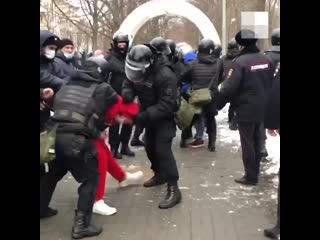 Жесткое задержание в сквере возле мединститута