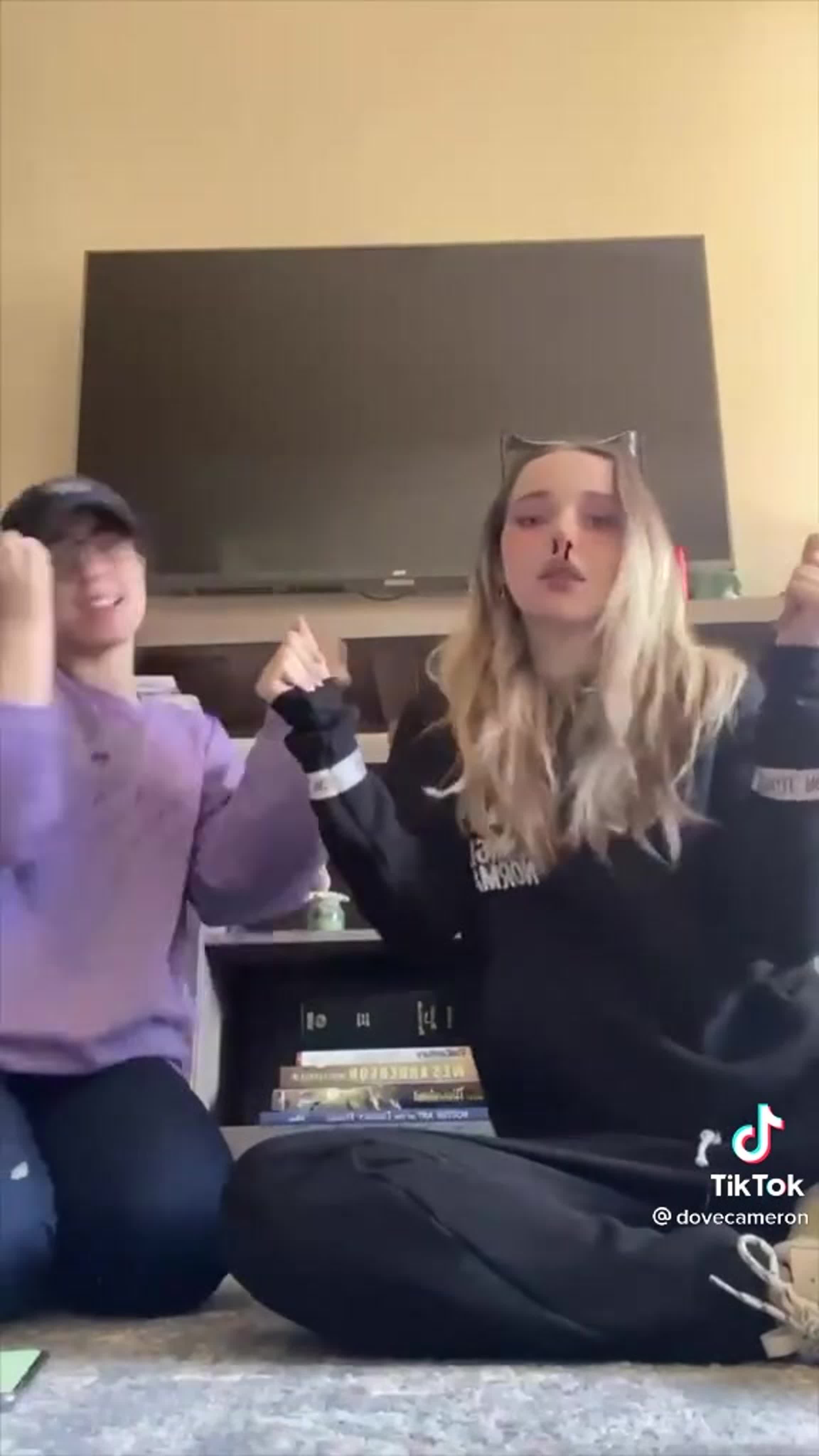 @dovecameron › публикация в «tik tok»