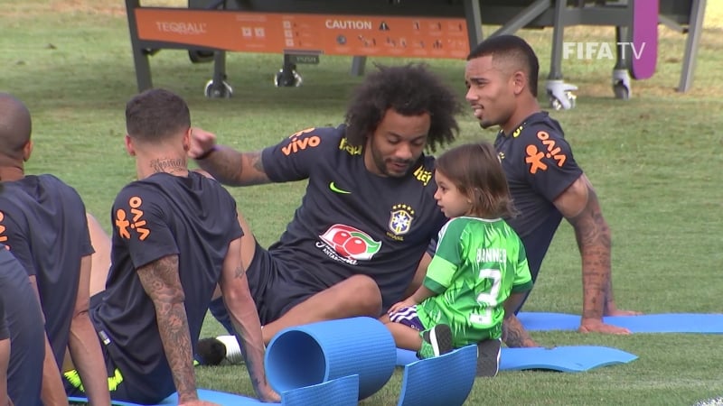 Минутка для семьи марсело со своим сыном лиамом на тренирое сборной бразилии