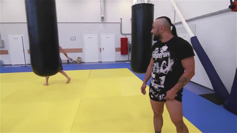 Как научиться бить вертушки анвар абдуллаев и андрей басынин тренируют удары ногами с разворота