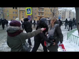 Мрази с флагом коллаборантов и молодые прислужников