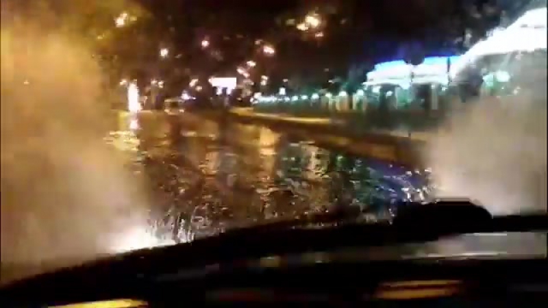 Очевидцы делятся в соцсетях последствиями сильнейшей грозы в москве