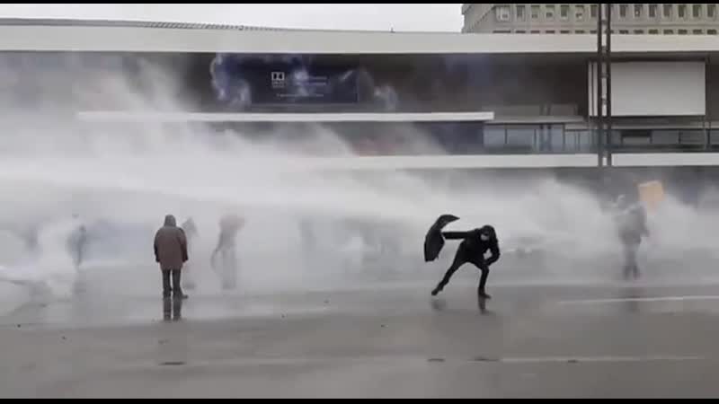 Аквадискотека у либералов