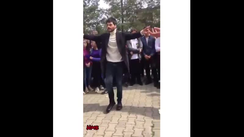 Акын акынозю (миран асланбей) танцует