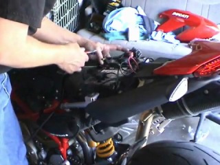 Howto install hm69 large fuel tank for ducati hypermotard (part 4)