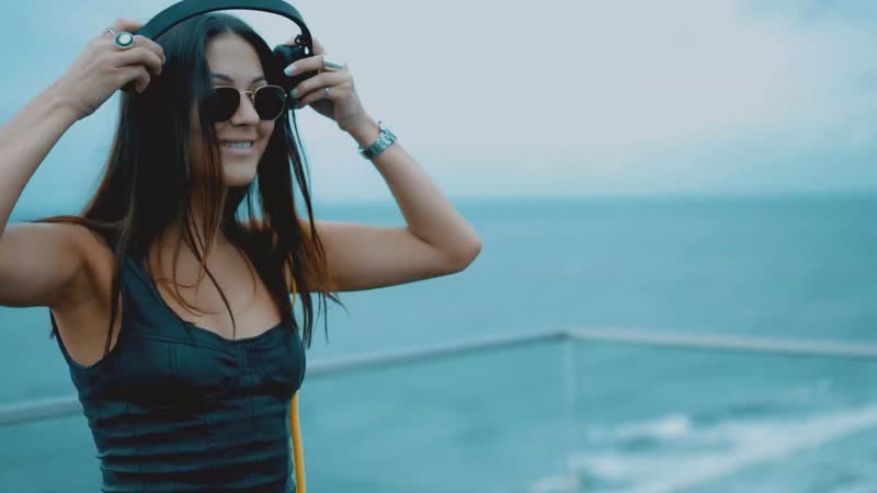 Смуглянка\молдаванка kosmovsky над водной гладью индийского океана с красивой музыкой и видами