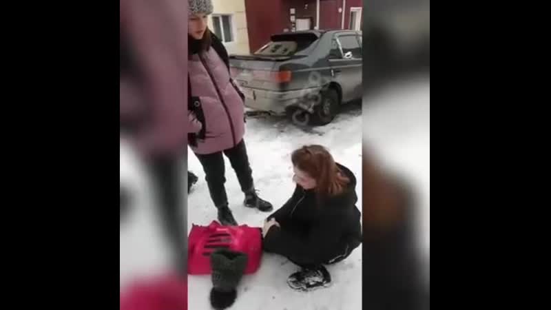 Издеваются над школьницей 2 (драка, жесть, избиение, 2020, усть куте)