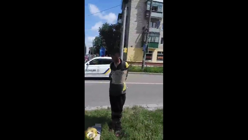 У чернігові чоловіка прив’язали до стовпа з табличкою "я ватник"