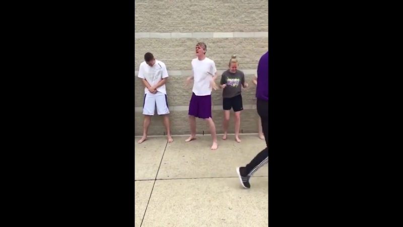 Учитель брызгает баллончиком в лицо ученикам