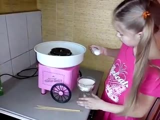 Готовлю сладкую вату с аппаратом cotton candy maker