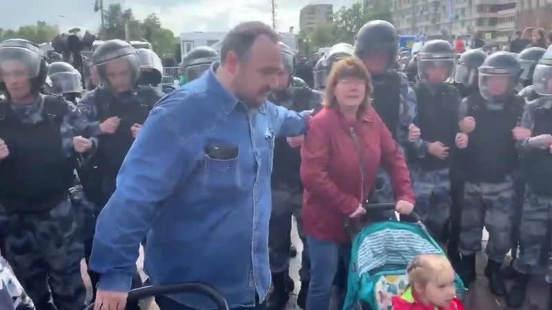 Многодетная семья на акции протеста