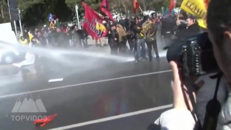 Полиция использует водометы для разгона толпы