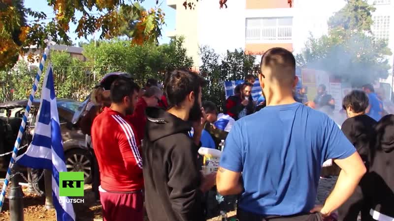 Griechenland nationalisten bei grillparty mit schweinefleisch und alkohol vor migrantenlager
