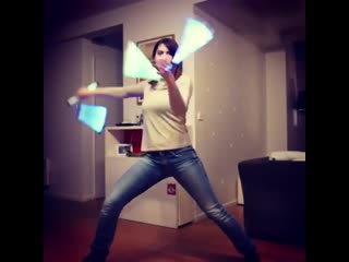 Девушка с нунчаками