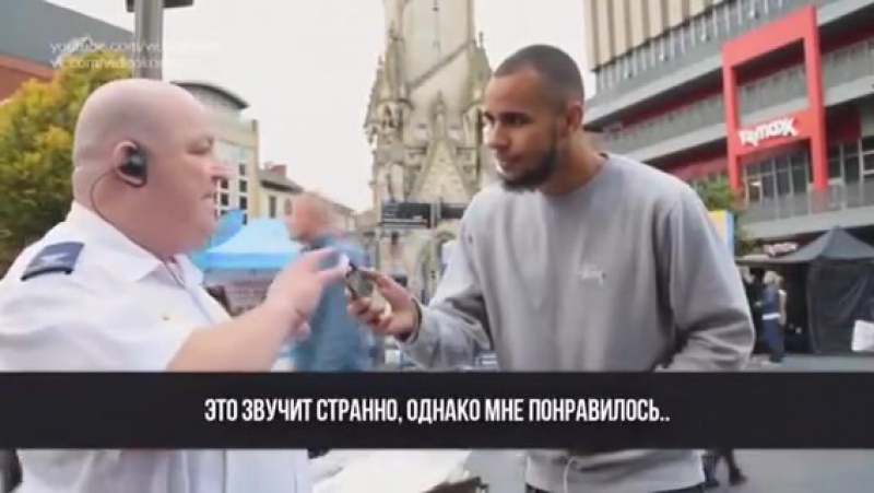 Случайным прохожим дали послушать коран