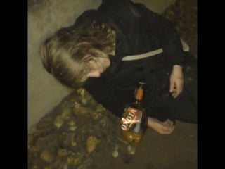 Пьяная беременная на обочине