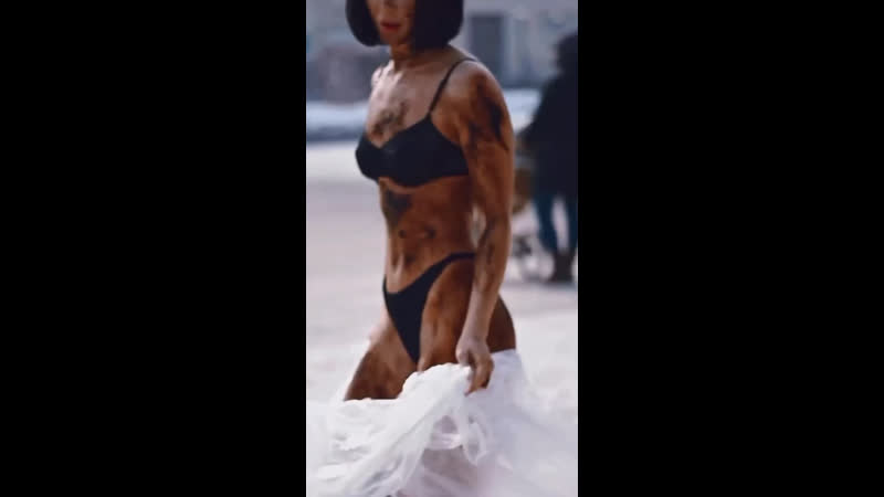 Раздетая девушка обмазалась грязью и вышла на мороз для привлечения внимания чиновников