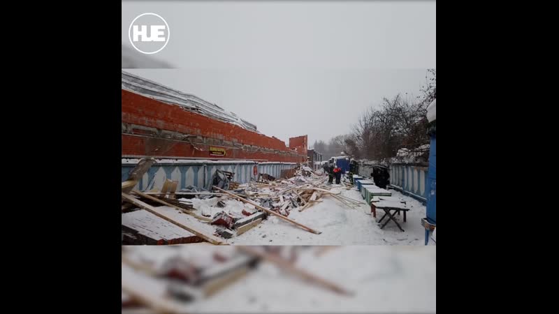 В брянске сносят знаменитый «дом удав», который поглотил домик поменьше