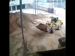 Трактор қатынды алып кетті