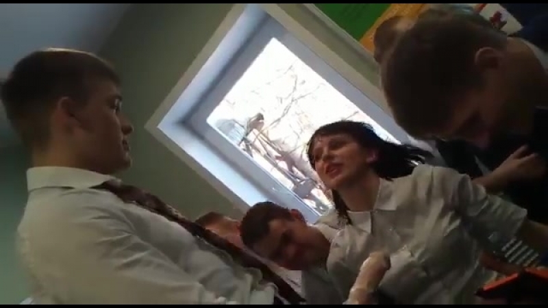 Девушки очень любят колбасу