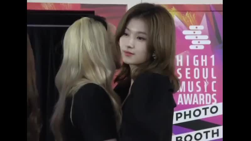 Backstage porn video – Sana trying to kiss dahyun on the lips backstage at an award show an average day of saida being saida 🥂