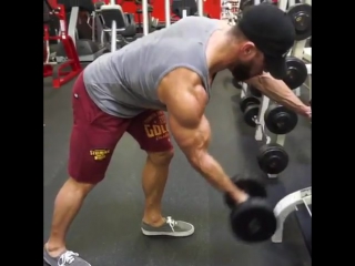 Подьем гантели на бицепс в наклоне