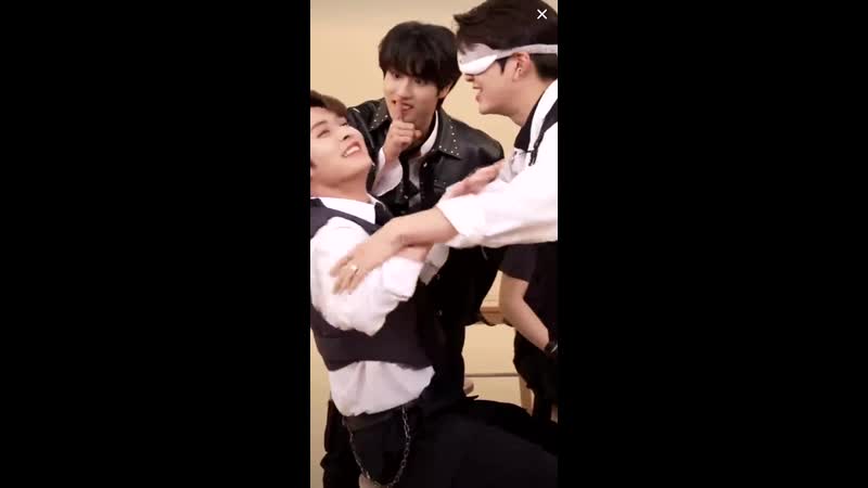 Сынмин лапает минхо