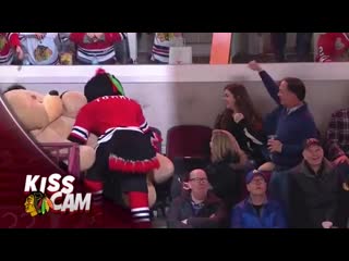 It’s heartwarming to see a mascot cheering up a lonely girl on the kiss cam