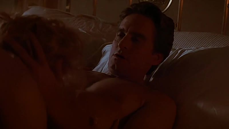 Постельная сцена из фильма "основной инстинкт"