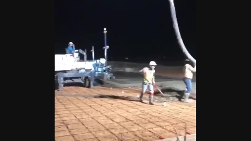 Какой толковый строитель будет укладывать бетон на грунт???