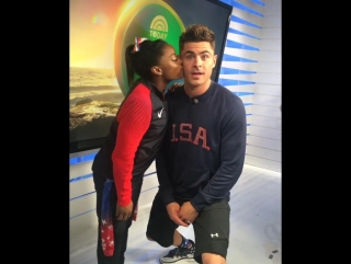 Zac efron está no brasil e conhece a fã simone biles